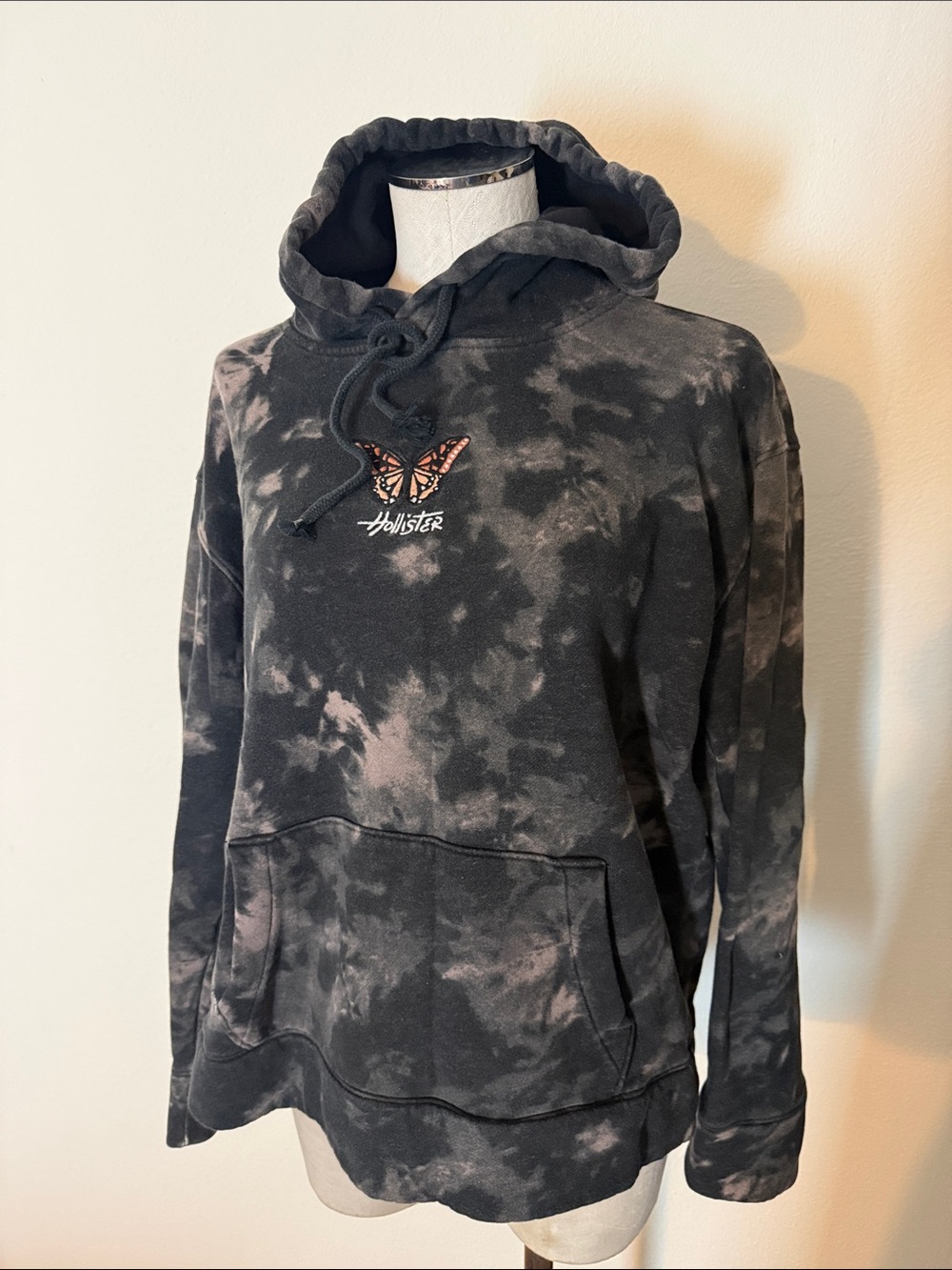 Hollister Charcoal Black Tie-Dye Butterfly Pullover Hoodie front pocket M